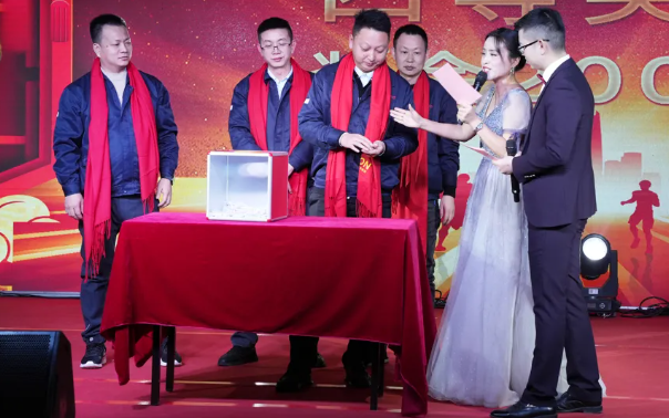 黄石博天堂网站2024年终晚会：凝心聚力，共创鲜丽！